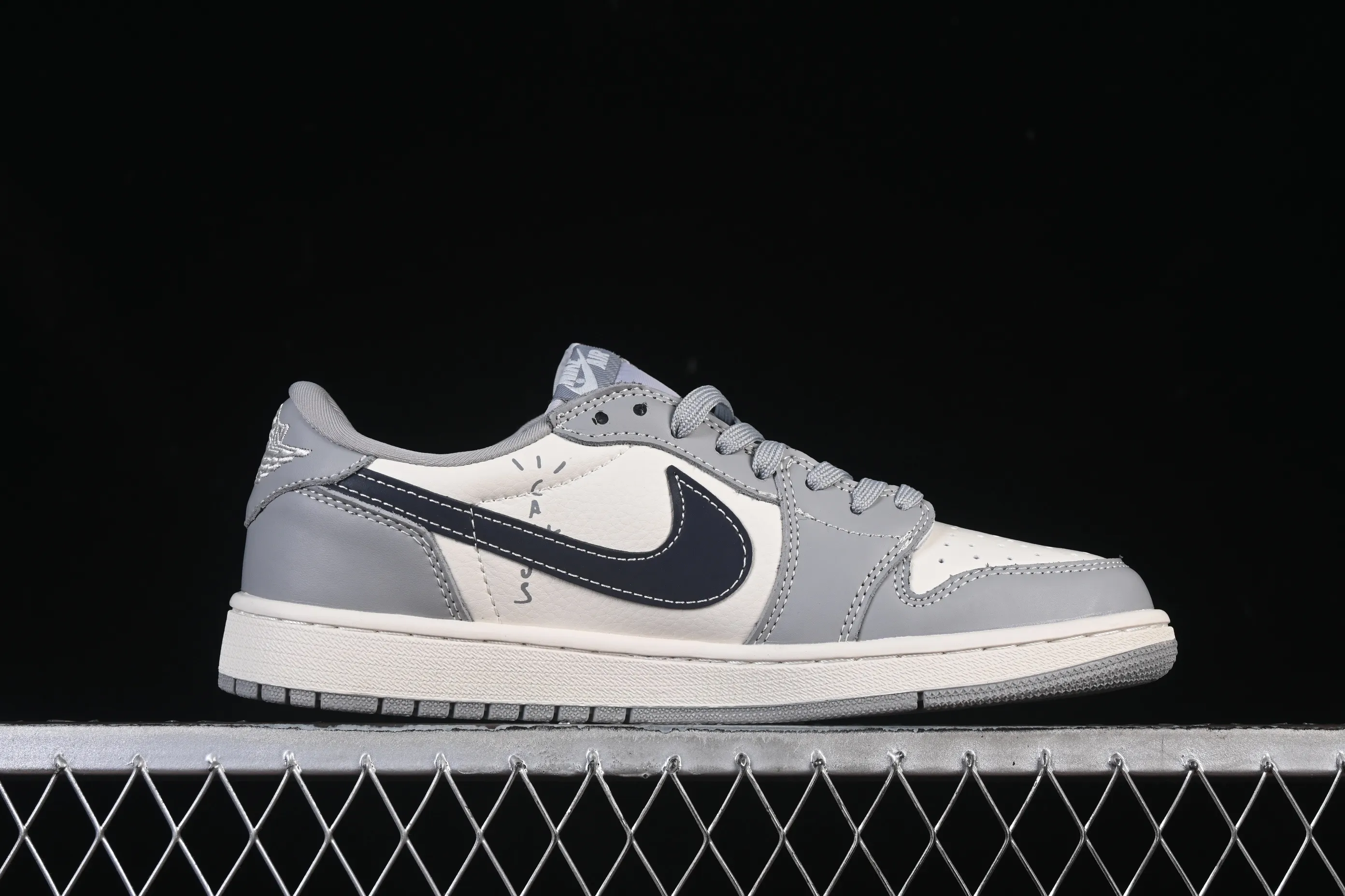 All categories Air Jordan Jordan series basketball shoes Air Jordan 1 Low High-end customized low-top sneakers Travis Scott x Fragment Design x Air Jordan 1 Low OG SP AJ1 Joe 1 Gucci joint smoke gray dark blue hook low-top cultural casual sneakers LD2025-023